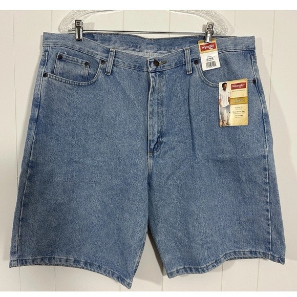 NWT Wrangler Men’s Relaxed Fit Blue Denim Shorts 100% Cotton Size 42 Regular - Picture 1 of 6